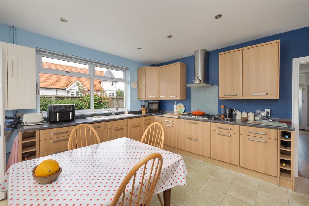 Property photo 3 of 18 The Broadway, Herne Bay