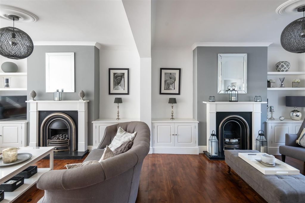 Property photo 3 of 30 82 Lesbourne Rd Internals-9.Jpg