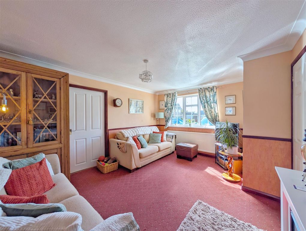 Property photo 2 of 16 Lounge