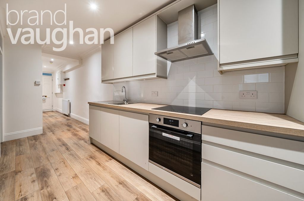 Property photo 1 of 10 Kitchen