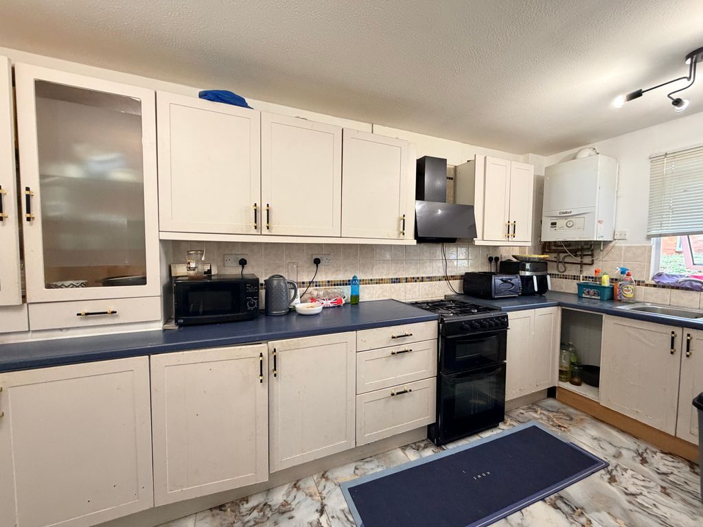 Property photo 2 of 11 Kitchen