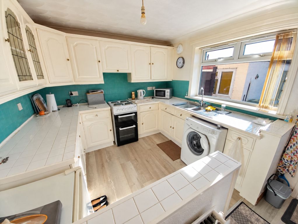 Property photo 3 of 11 Dining Kitchen