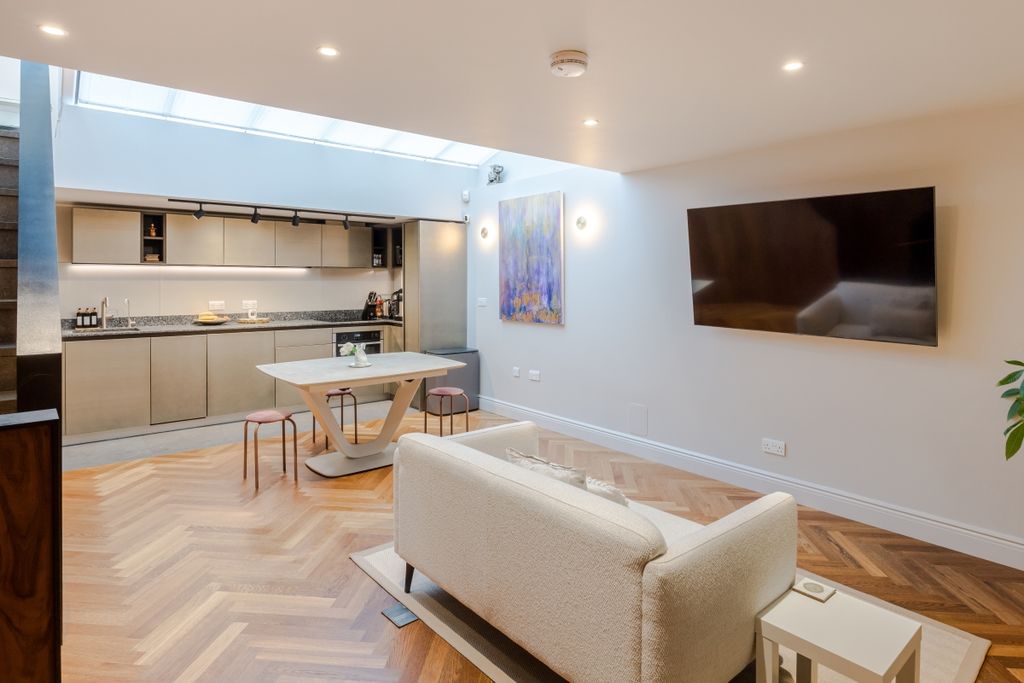 Property photo 1 of 16 6 Peto Place-4