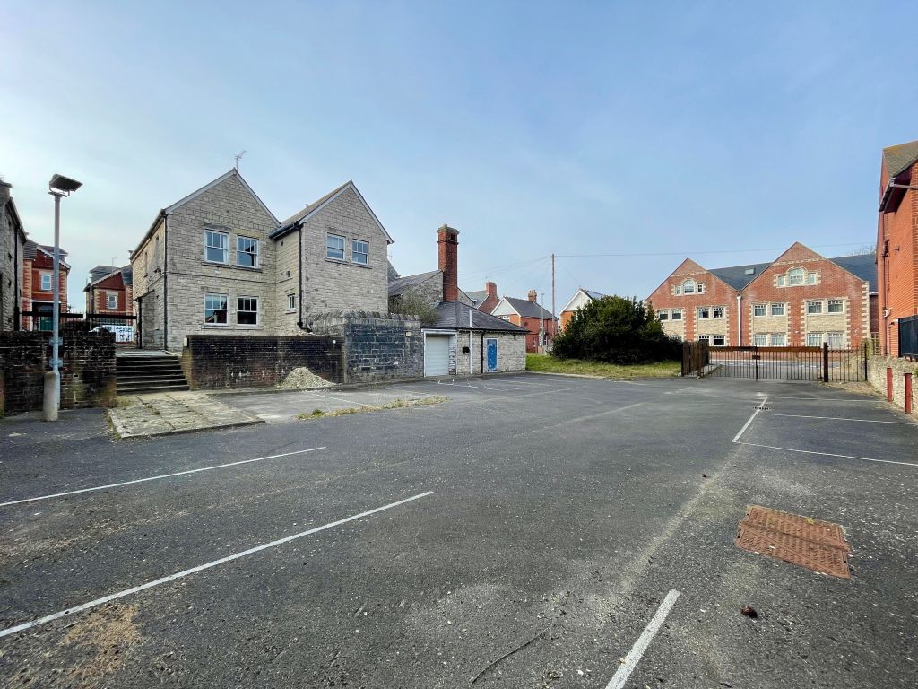 Property photo 2 of 14 Parking Facilities