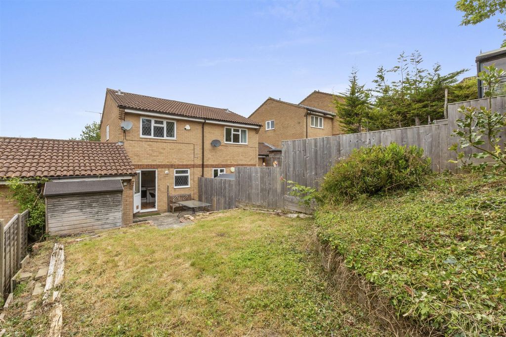 Property photo 2 of 14 26 Nicholas Gardens, Hp13 6Jq-11.Jpg