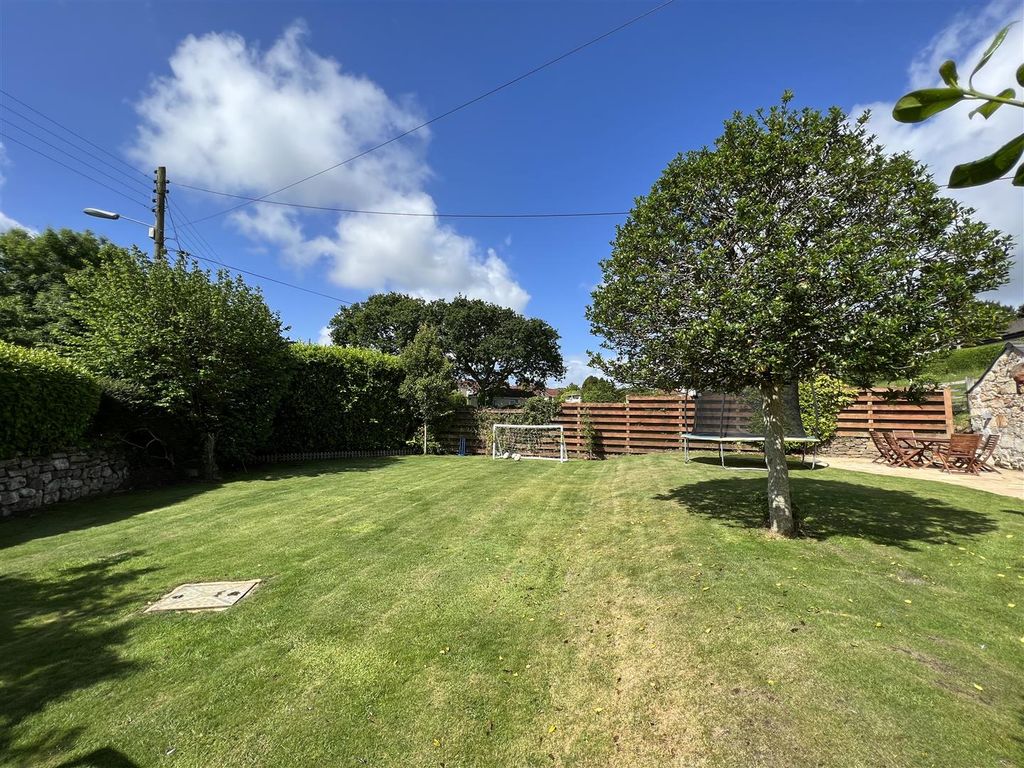 Property photo 2 of 33