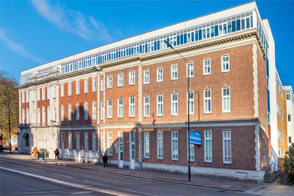 Property photo 1 of 20 195_Vicarage_Lane_E15.Jpg