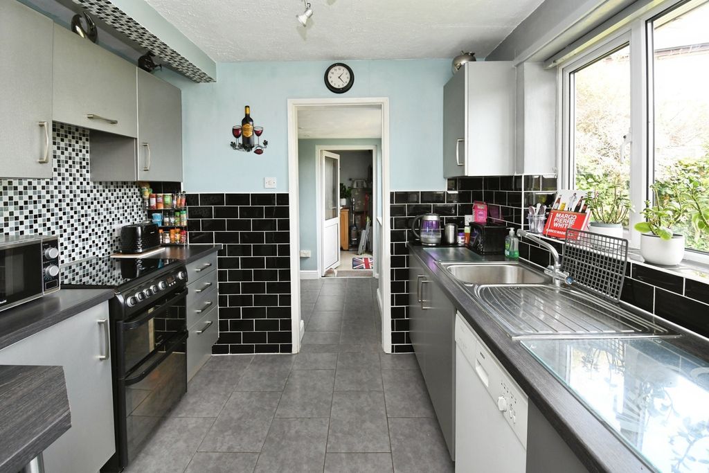 Property photo 2 of 12 Kitchen