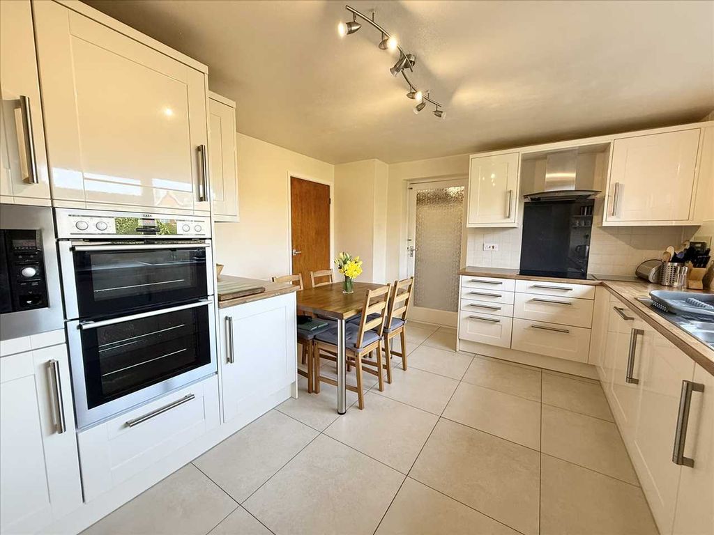 Property photo 3 of 29 Kitchen Diner