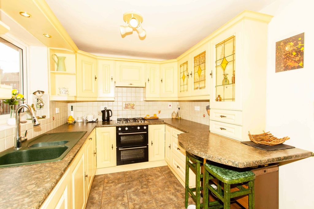 Property photo 2 of 27