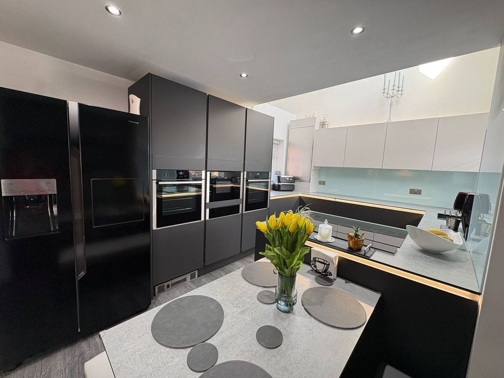 Property photo 2 of 28