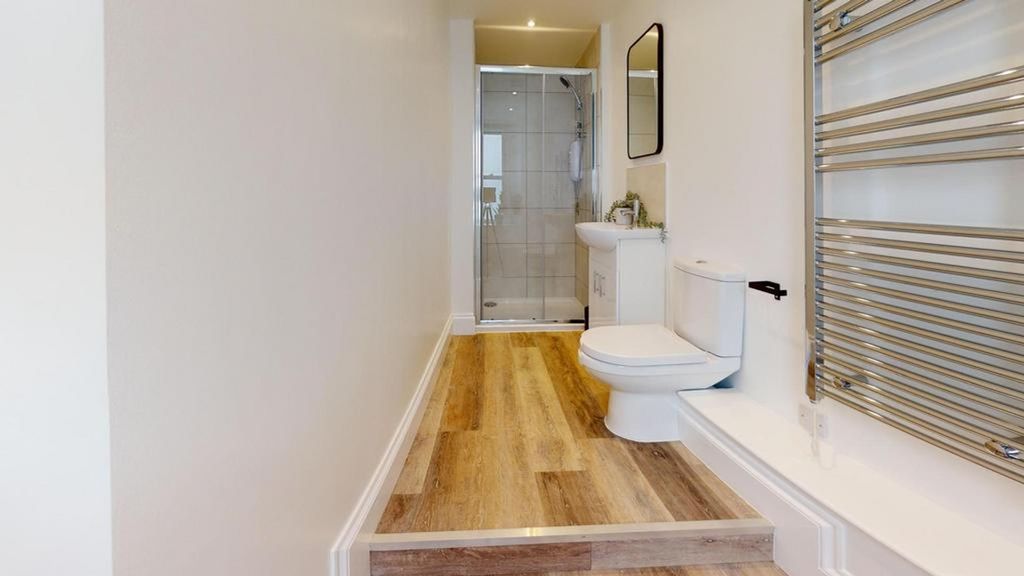 Property photo 1 of 11 A Modern And Clean Bathroom Featuring A Spacious l...