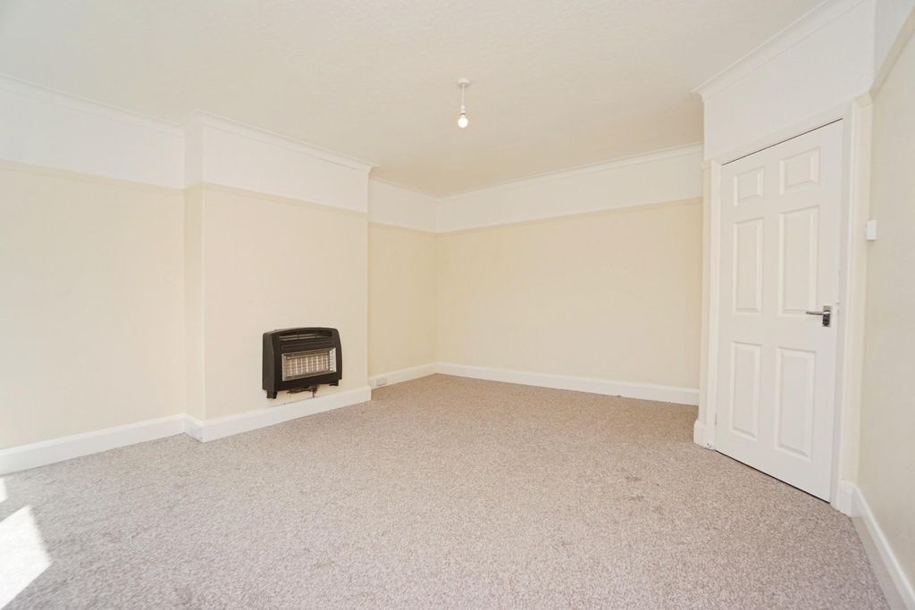Property photo 2 of 15 Lounge