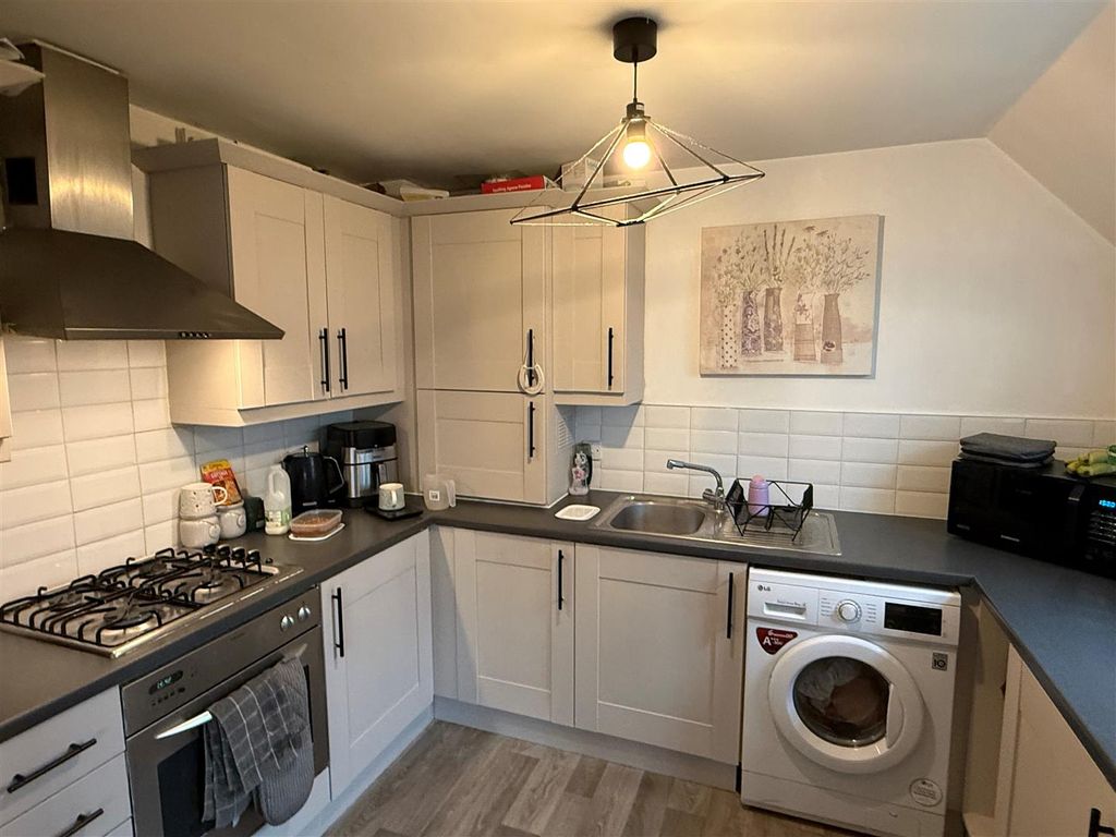 Property photo 3 of 10 Kitchen