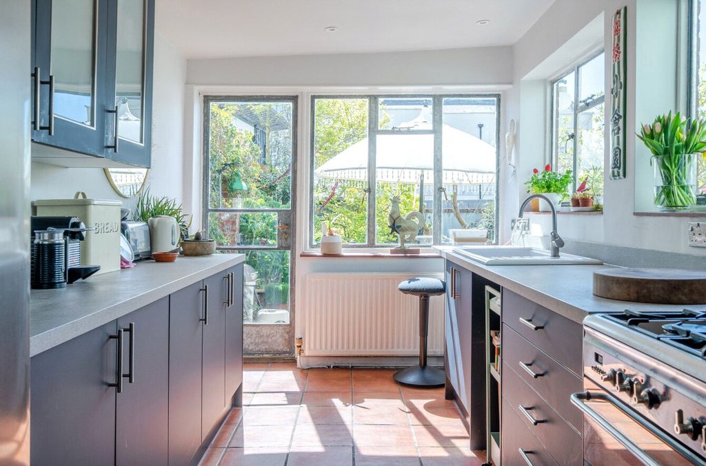 Property photo 3 of 17 Kitchen