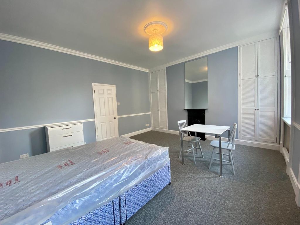 Property photo 3 of 7 Bedroom / Living