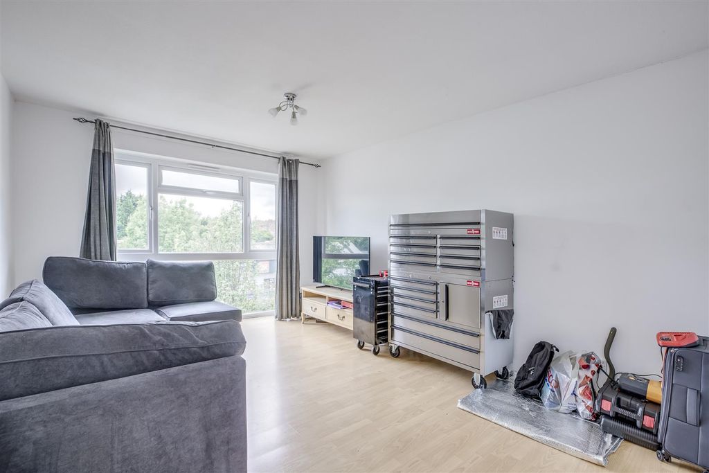 Property photo 3 of 10 3 Kaybridge Close, Hp13 7Hf-5.Jpg