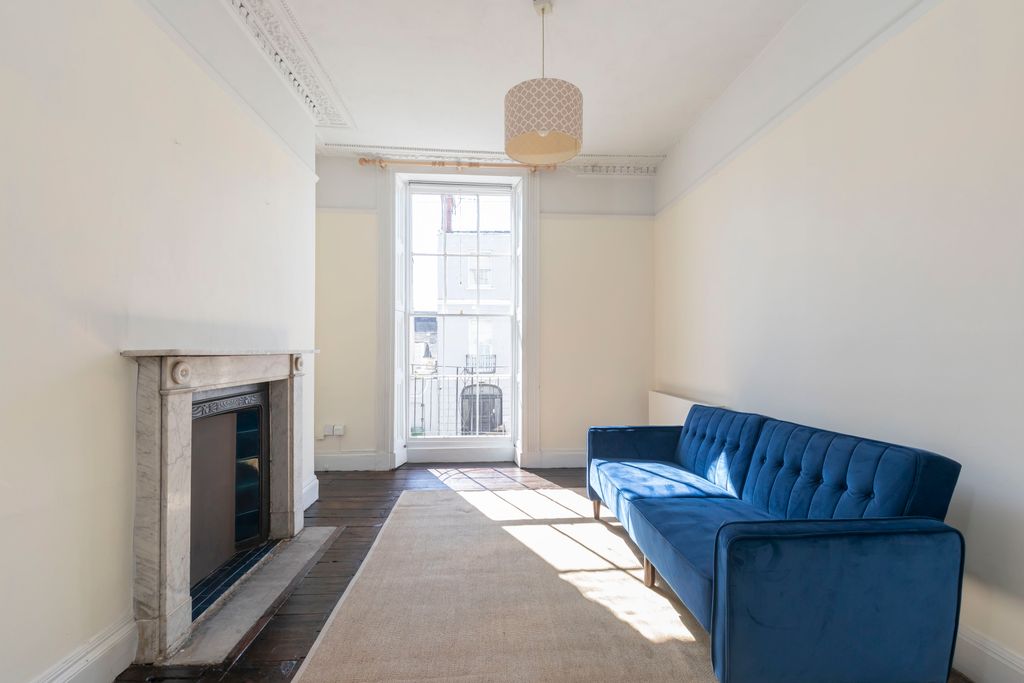 Property photo 2 of 7 Flat 3, 24 Grosvenor St-02