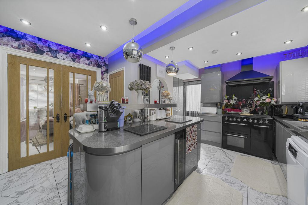 Property photo 2 of 16 Kitchen