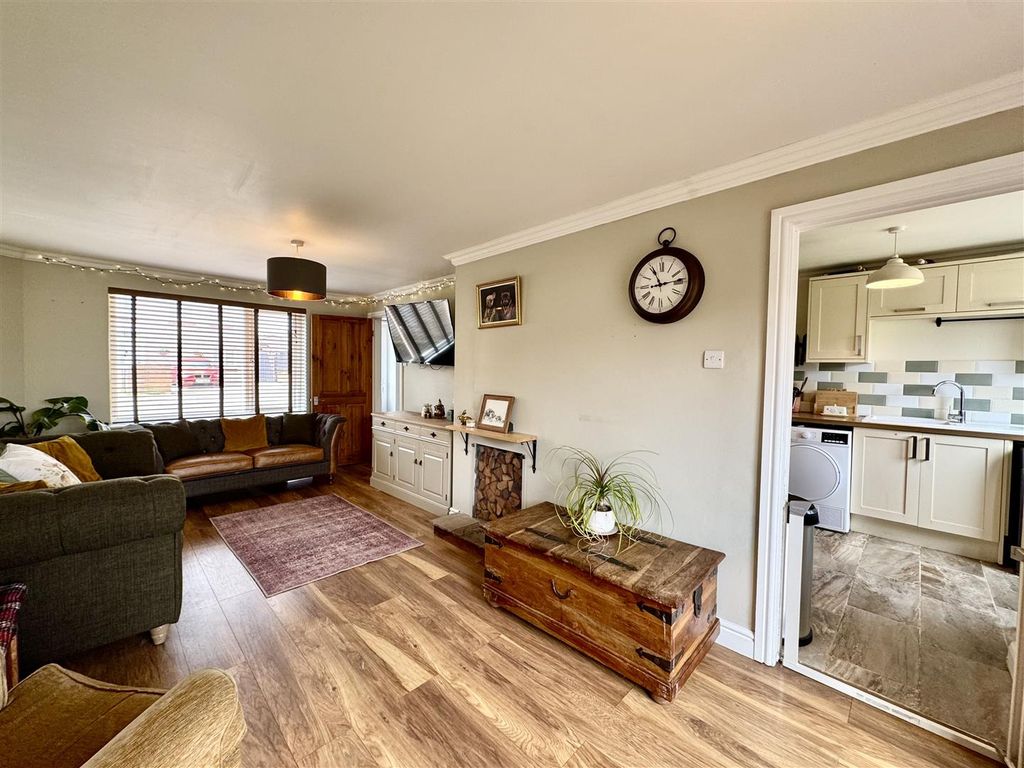 Property photo 3 of 18 Lounge/Diner