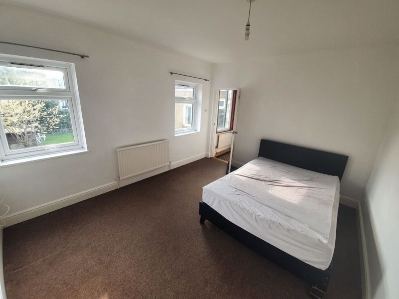 Property photo 2 of 5 Bedroom