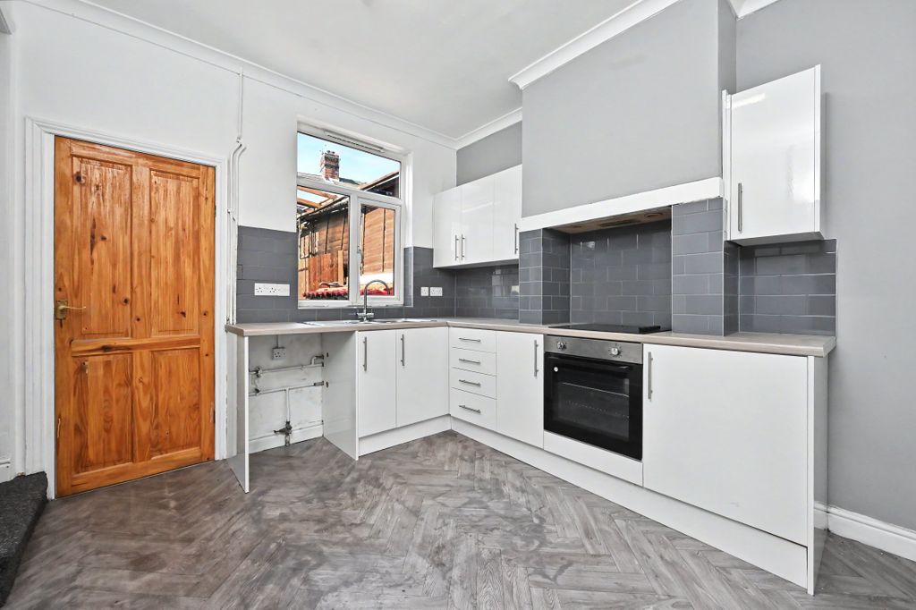 Property photo 3 of 18 Kitchen
