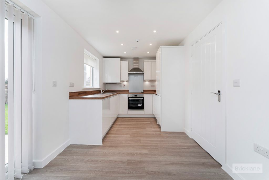 Property photo 2 of 11 Kitchen