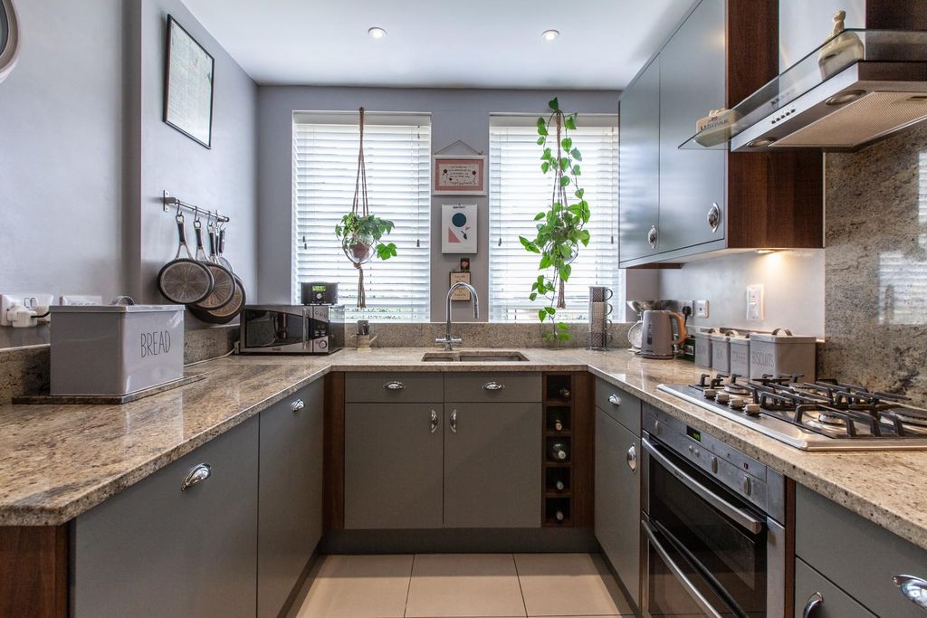 Property photo 2 of 16 Kitchen