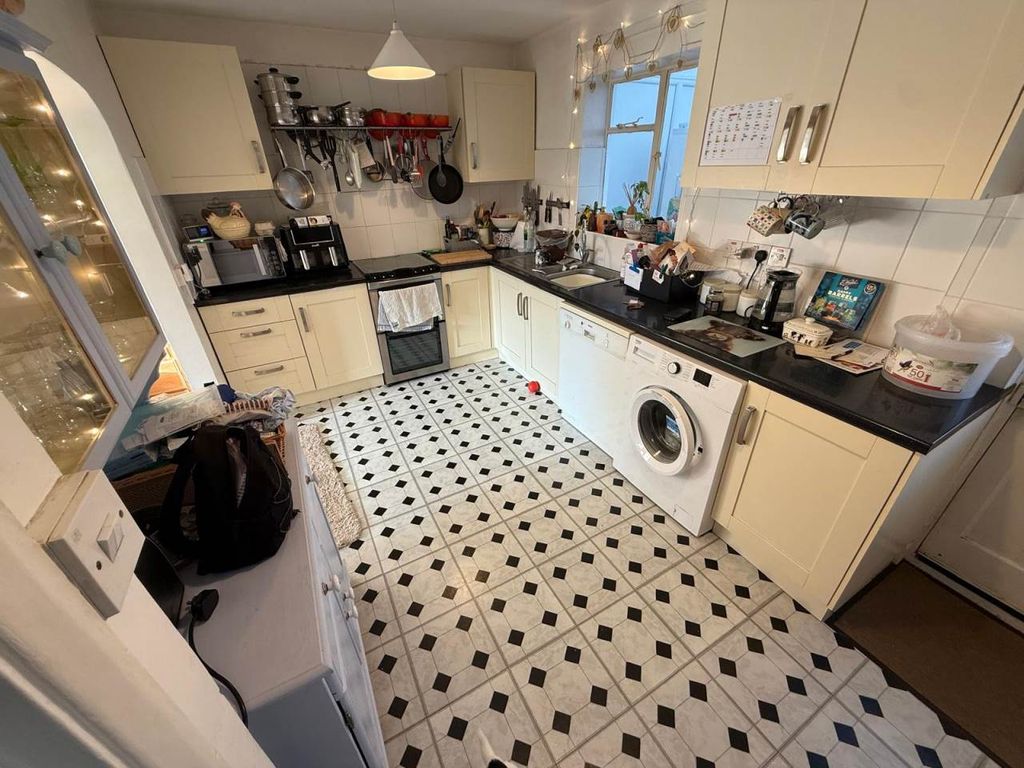 Property photo 2 of 7 Kitchen