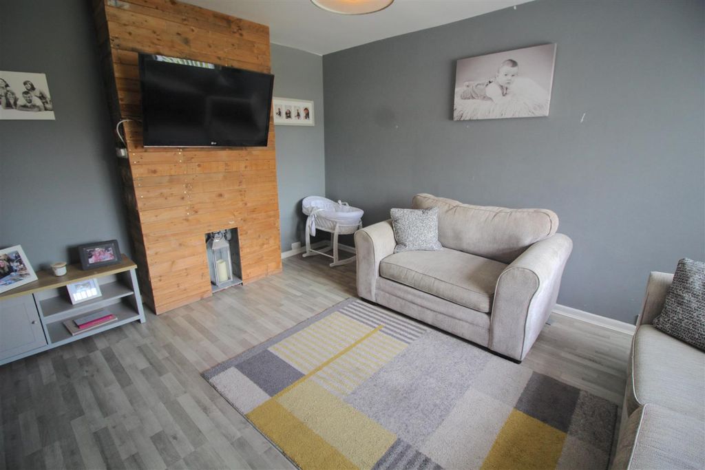 Property photo 3 of 10 Lounge