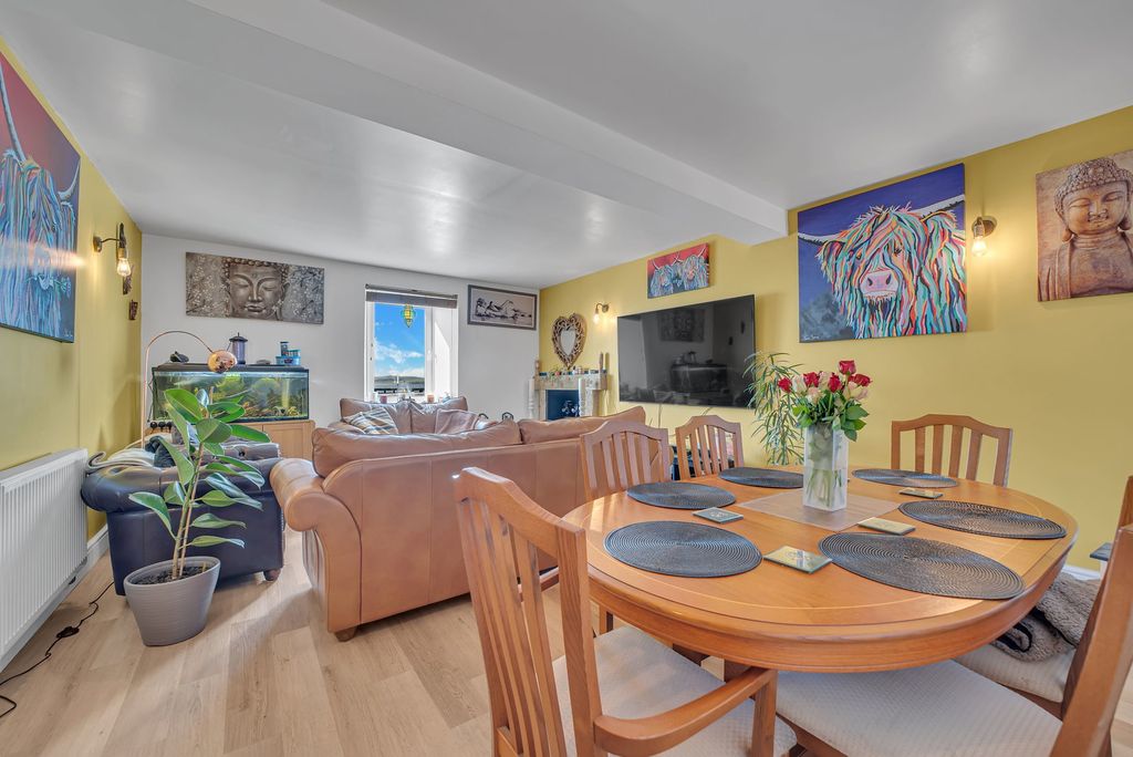 Property photo 3 of 28