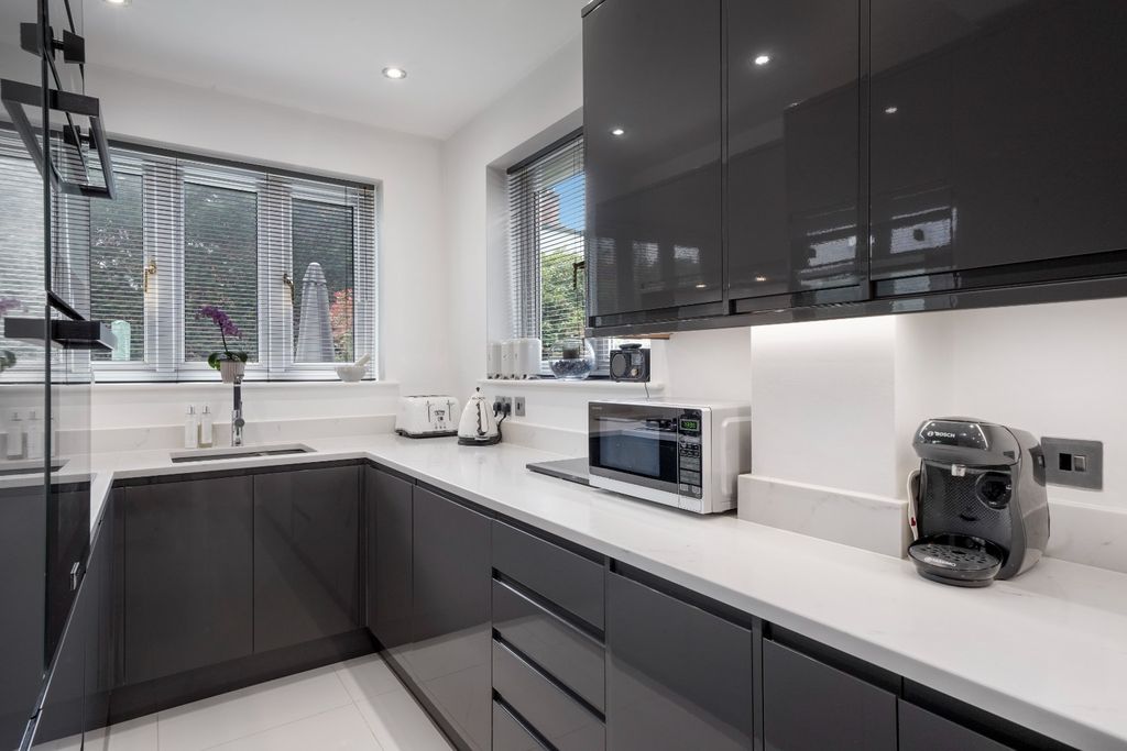 Property photo 2 of 15 5595002