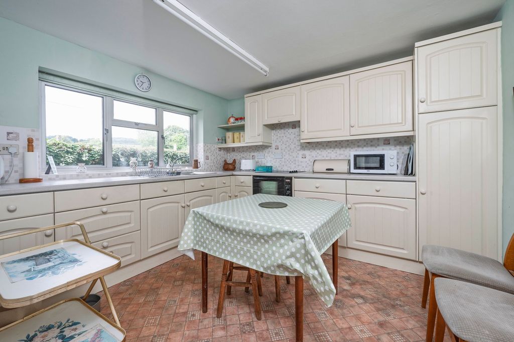 Property photo 3 of 10 Kitchen