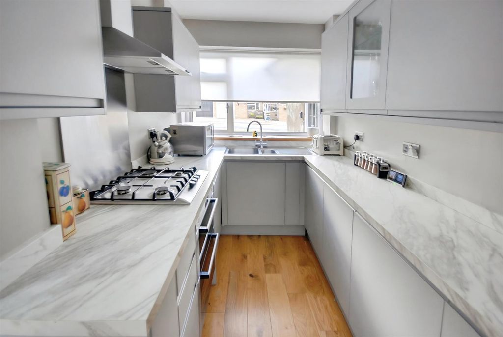 Property photo 2 of 15 1804Efcb-3Vexv3Ehyecpezw-S3Xrjw.Jpg