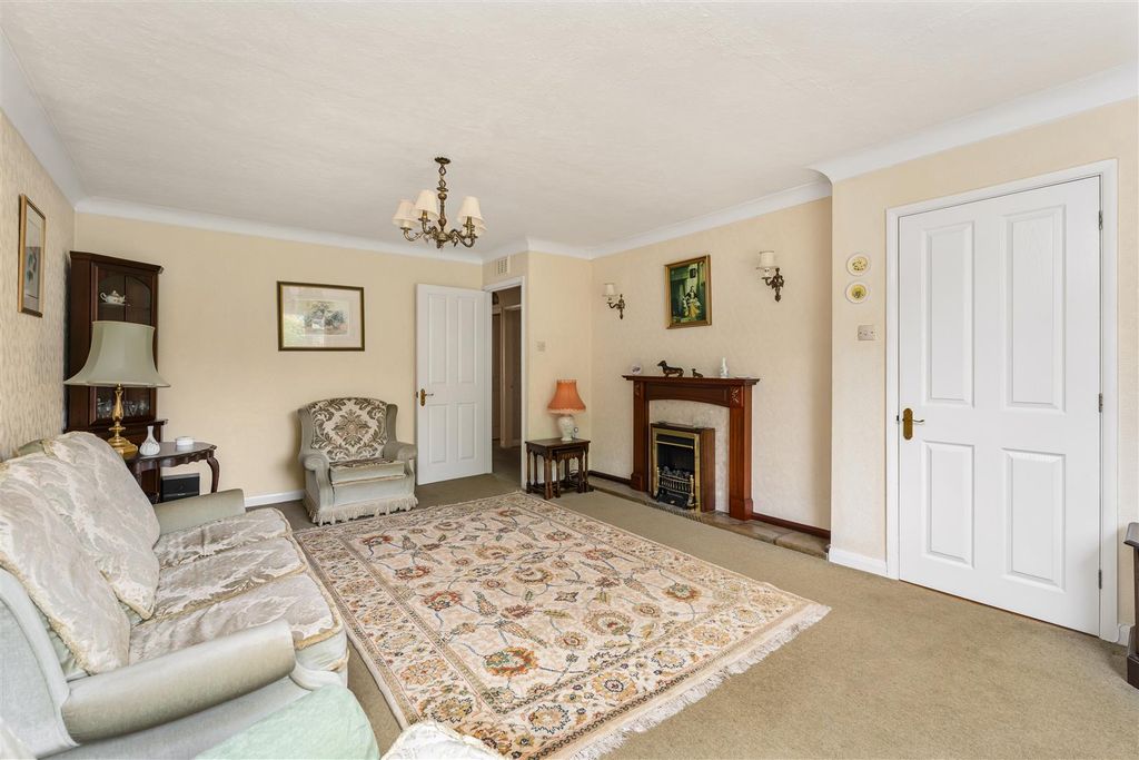 Property photo 2 of 13 250 Broughton Road, Banbury-6.Jpg