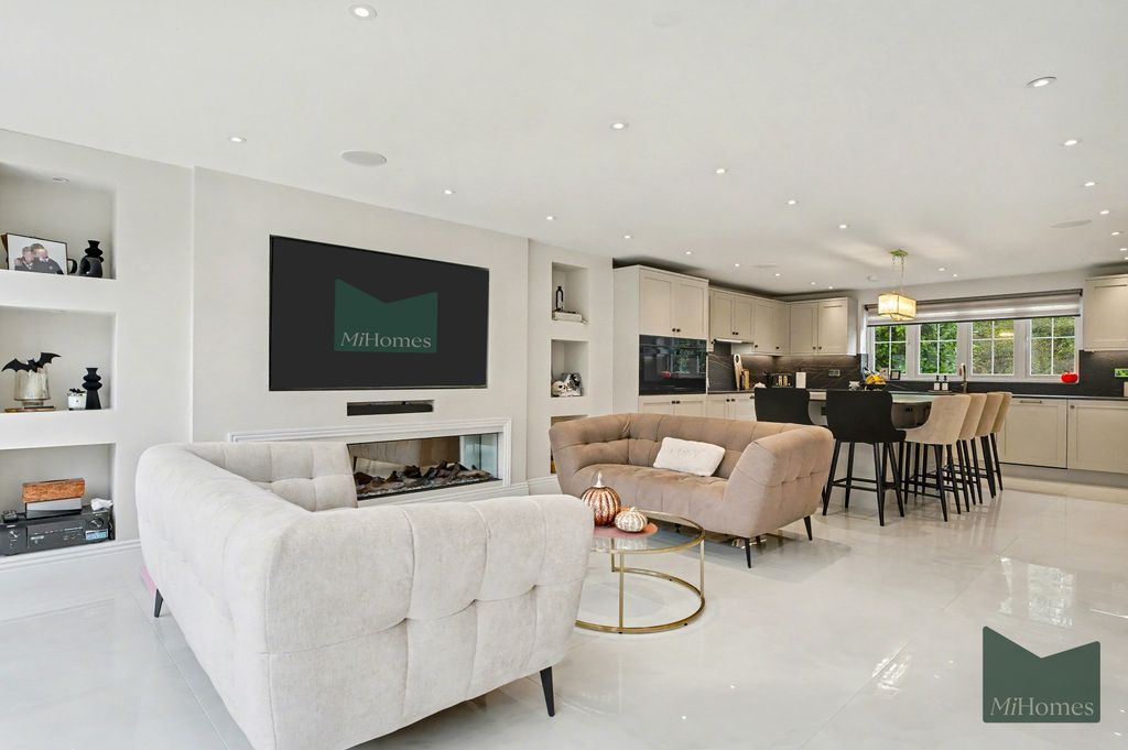 Property photo 2 of 27