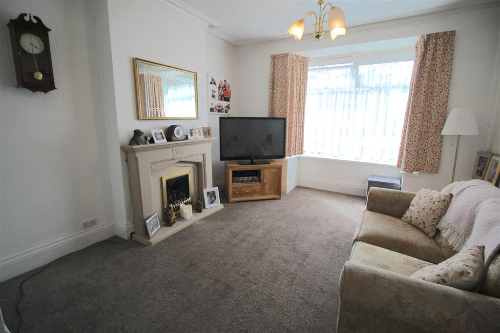 Property photo 3 of 14 Lounge