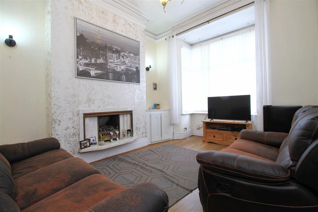 Property photo 2 of 13 Lounge.Jpg