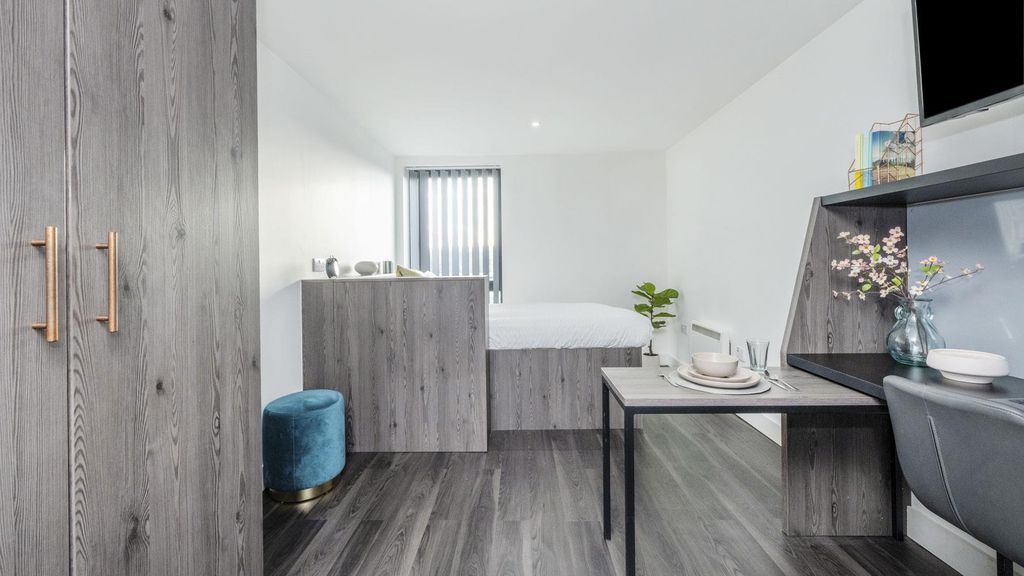 Property photo 1 of 32