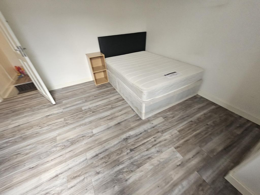 Property photo 1 of 11 A Spacious Master Bedroom Featuring A Large Bed Wi...