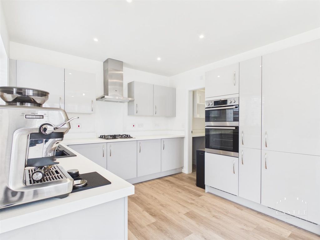 Property photo 3 of 31 Living Kitchen