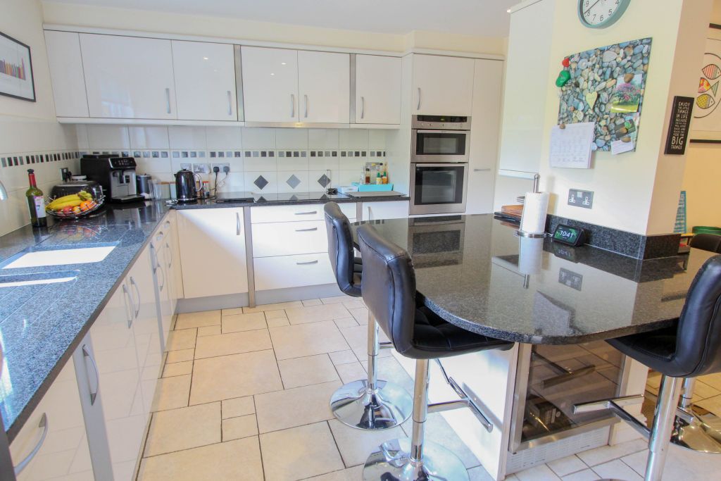 Property photo 2 of 19 Kitchen/Breakfast Room