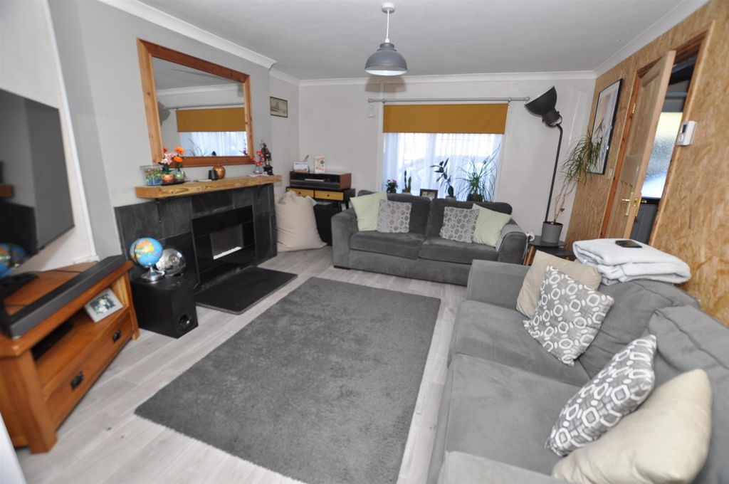 Property photo 2 of 16 Cheriton Start.Jpg