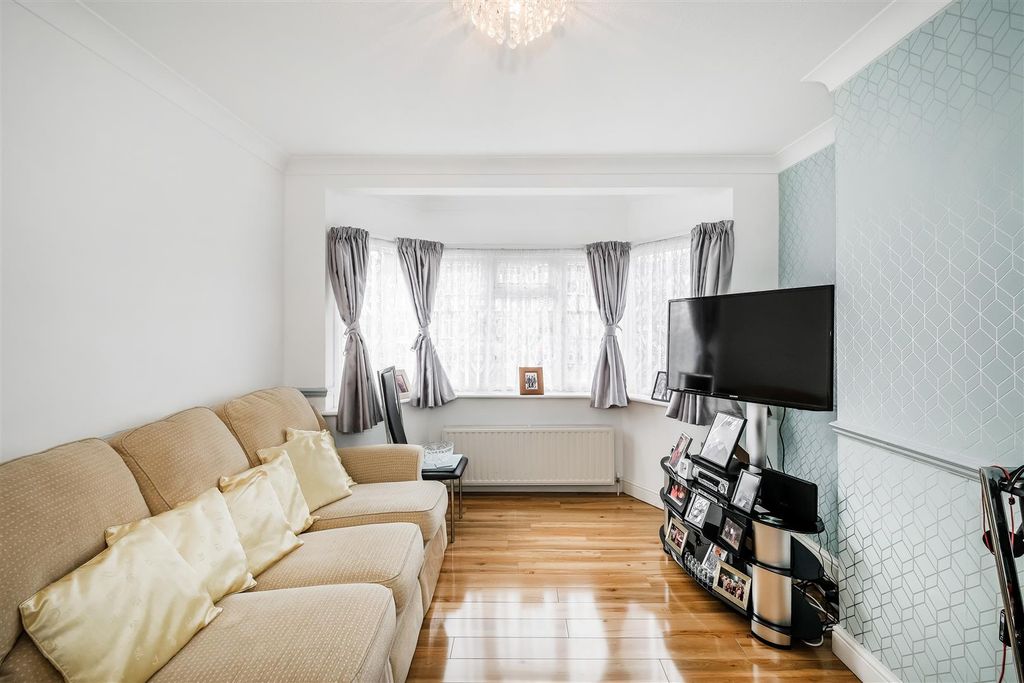 Property photo 2 of 16 87 Onslow Gardens-2.Jpg