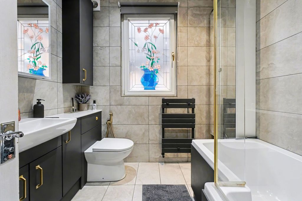 Property photo 3 of 18 Colchester Road E10