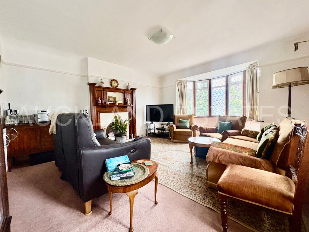 Property photo 3 of 16 Image00016