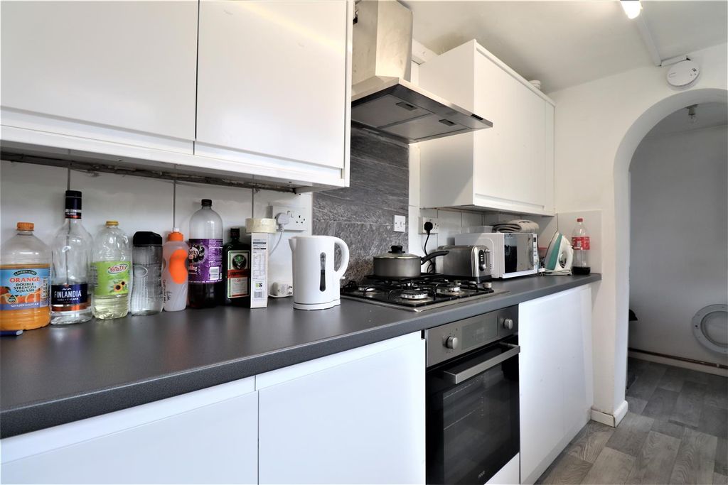 Property photo 3 of 10 Kitchen