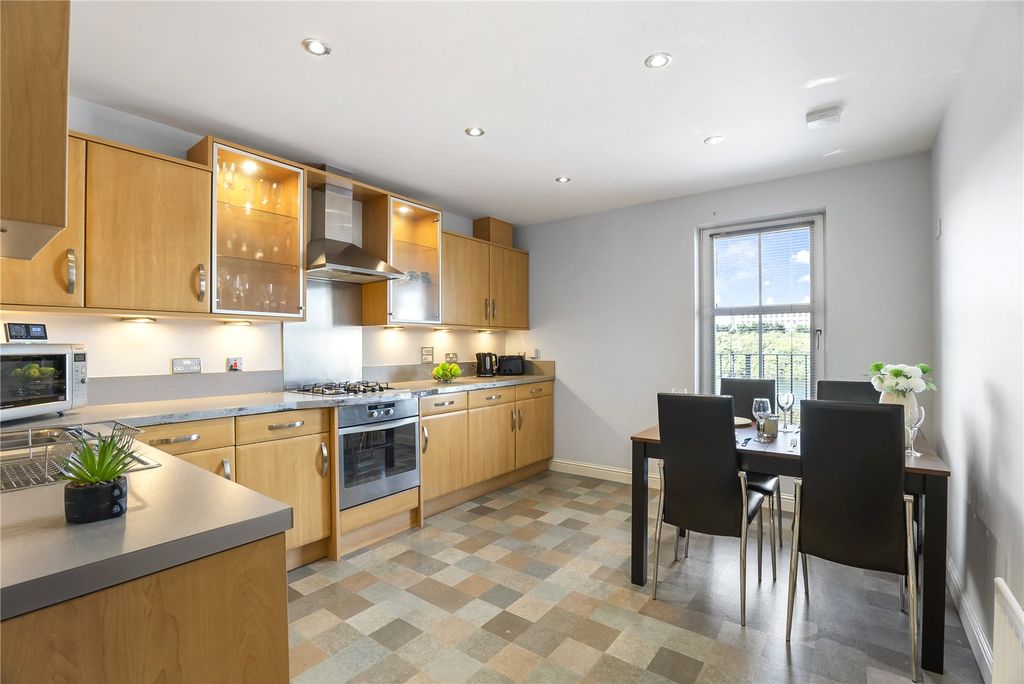 Property photo 3 of 18 152E Queens Road