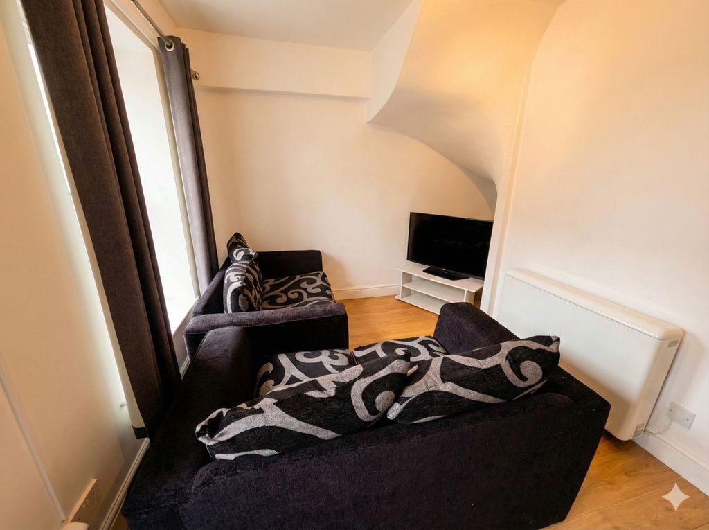 Property photo 1 of 6 3 Bedroom House For Rent