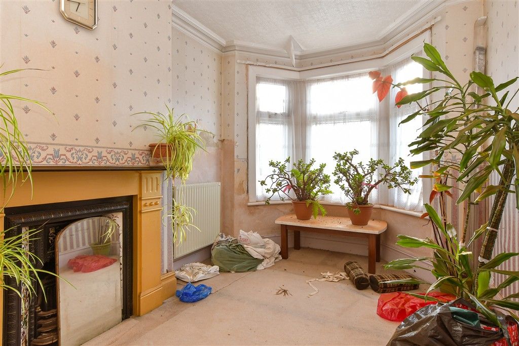 Property photo 3 of 13 Lounge